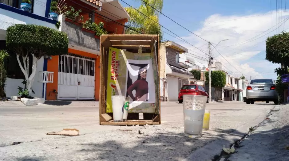 Los vecinos de la calle donde fue asesinada colocaron veladoras y un peque�o altar con su fotograf�a.