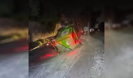 Socavn provoca hundimiento de camin recolector de basura en Can del Sainz