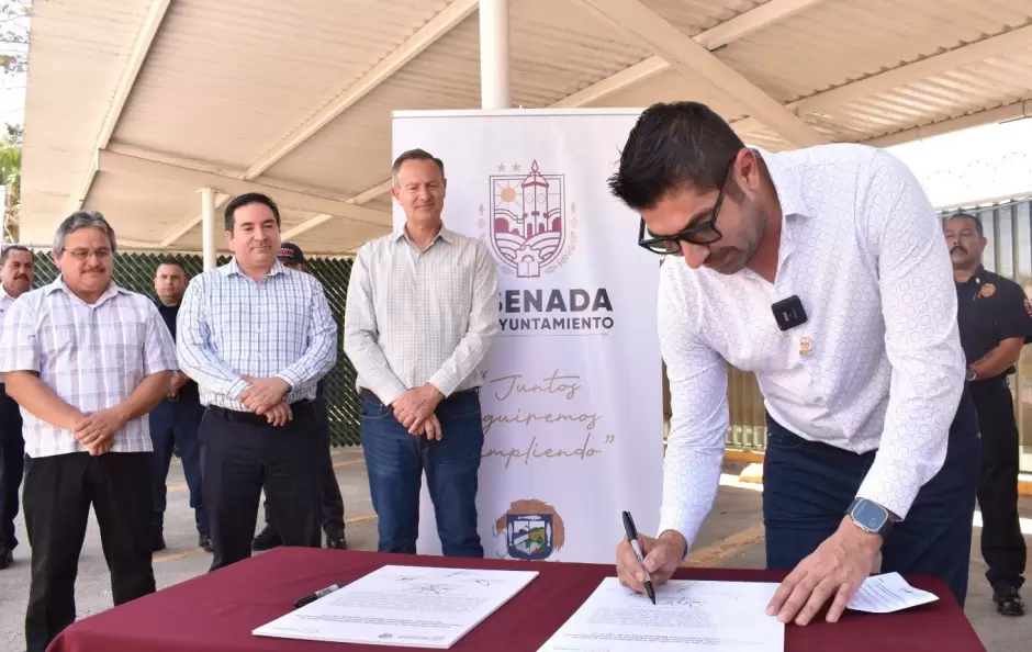 Firma con F�bricas Monterrey-Bomberos
