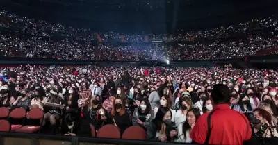 Vista de los fans de conciertos en la parada de Los ngeles del ATEEZ US Tour.
