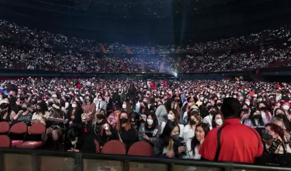 Vista de los fans de conciertos en la parada de Los Ángeles del ATEEZ US Tour.