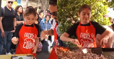 Karol Sevilla vendiendo tacos.