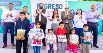 Montserrat Caballero entrega de �tiles escolares