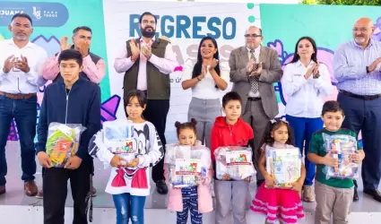 Montserrat Caballero entrega de �tiles escolares