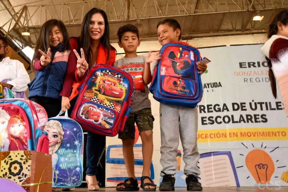 entrega de mochilas y �tiles escolares
