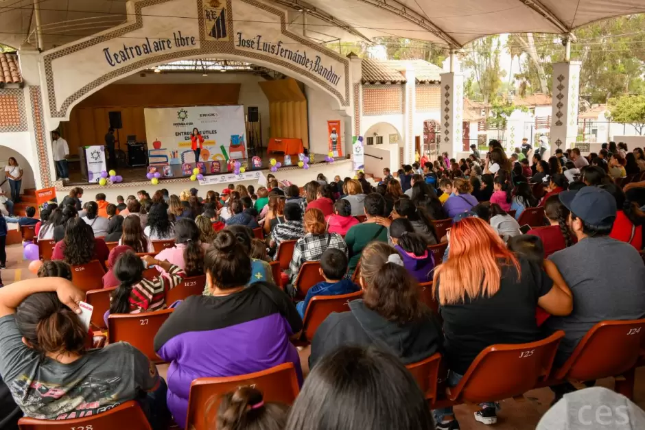 entrega de mochilas y �tiles escolares