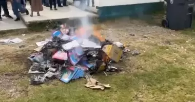 Indgenas tzotziles queman libros de texto porque consideran que "son del diablo