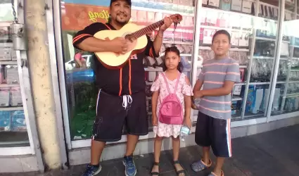 Niños acompañados de su padre cantan en calles del Centro para recaudar dinero y