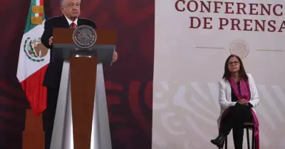 Andr�s Manuel L�pez Obrador y la secretaria de Educaci�n P�blica, Leticia Ram�re