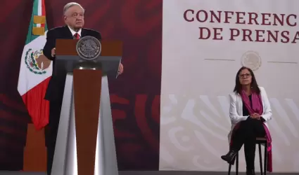 Andrés Manuel López Obrador y la secretaria de Educación Pública, Leticia Ramíre