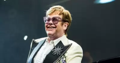 Elton John fue hospitalizado de emergencia.