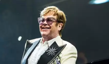 Elton John fue hospitalizado de emergencia.