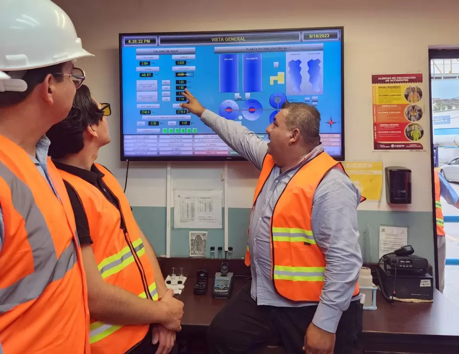 Visita de estudiantes de la Universidad Polit�cnica a la planta de agua potable