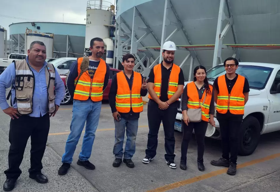 Visita de estudiantes de la Universidad Polit�cnica a la planta de agua potable