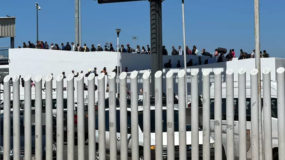 Migrantes varados a causa de falla en sistema de CBP: desafos en cruces fronterizos y recursos agotados