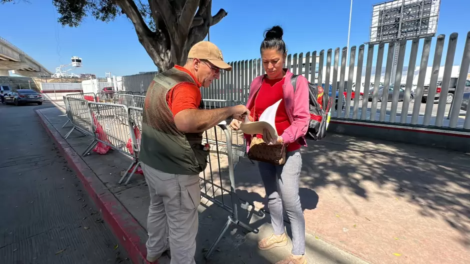 Migrantes varados a causa de falla en sistema de CBP: desafos en cruces fronterizos y recursos agotados