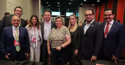 Beatriz Paredes acompaada de senadores y diputados del PRI