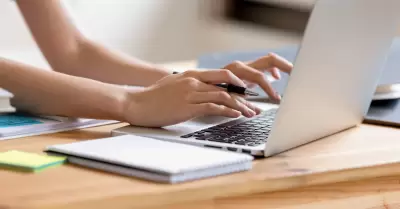 Cuentas digitales. Mujer usando laptop, computadora porttil