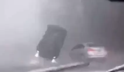 Auto sale volando por vientos ocasionados por huracn "Idalia"