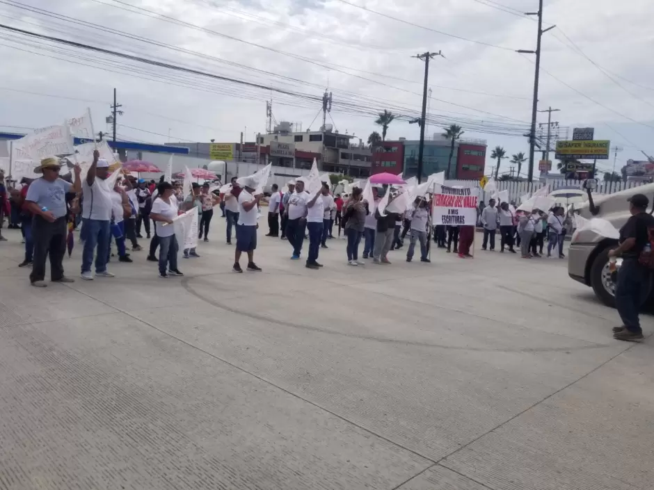 Manifestantes cierran garita de exportaci�n en Otay