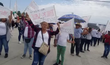 Manifestantes cierran garita de exportación en Otay