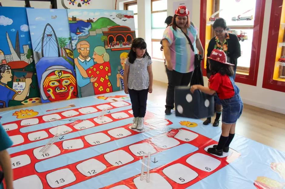 Exhibici�n "Bomberos de Tijuana: colecci�n de juguetes"