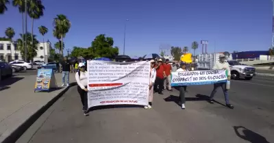 Marchan a Palacio de Gobierno estudiantes de posgrados de la Unison