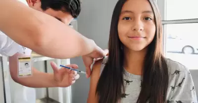 Ni�a recibiendo vacuna