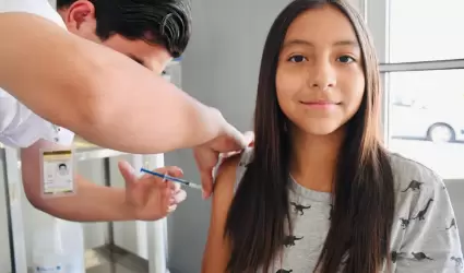 Ni�a recibiendo vacuna