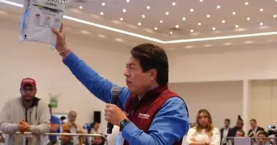 Mario Delgado muestra uno de los paquetes de la encuesta de Morena