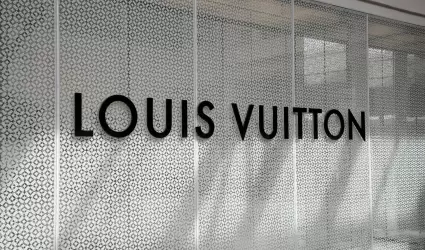 Empresa rifa bolsas Louis Vuitton en la posada y se vuelve viral