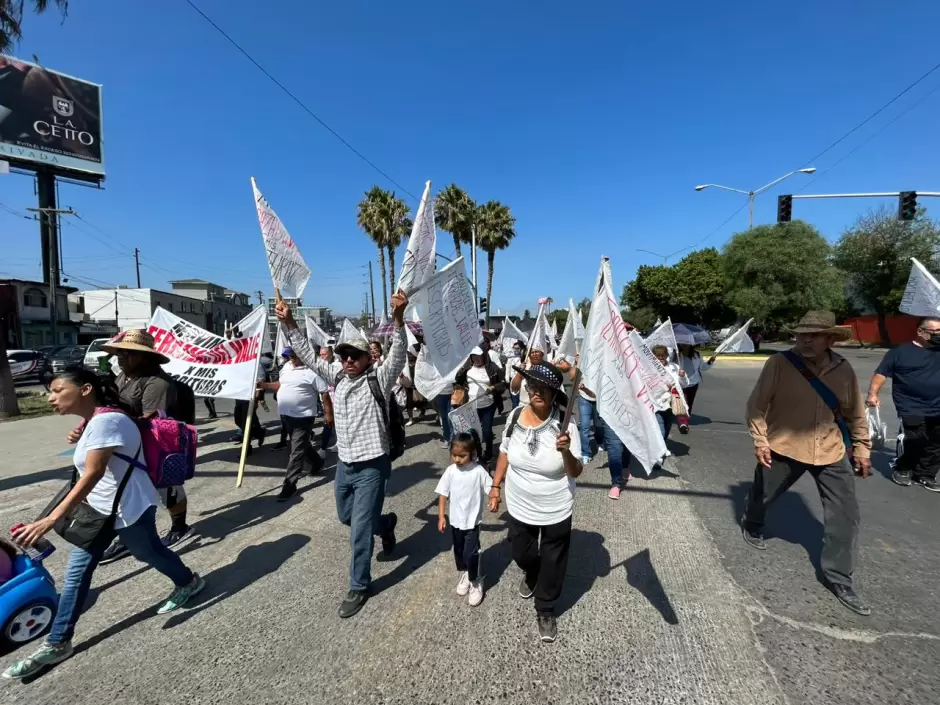 Vecinos de Terrezas del Valle marchan contra desalojos sobre el bulevar Snchez Taboada