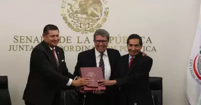 Rogelio Ramrez de la O, secretario de Hacienda, entrega el Paquete Econmico 20