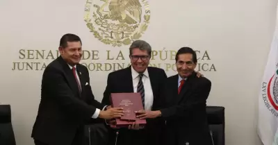 Rogelio Ram�rez de la O, secretario de Hacienda, entrega el Paquete Econ�mico 20