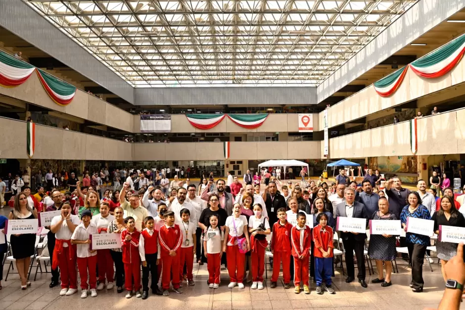 Entrega de �tiles escolares a 4 mil alumnos municipales