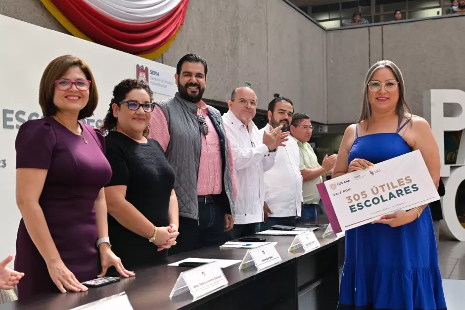 Entrega de �tiles escolares a 4 mil alumnos municipales