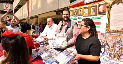 Entrega de �tiles escolares a 4 mil alumnos municipales