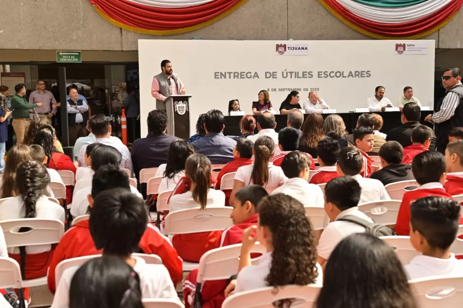 Entrega de �tiles escolares a 4 mil alumnos municipales