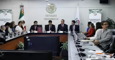 Entrega del paquete econ�mico 2024 en la mesa directiva del Senado de la Rep�bli