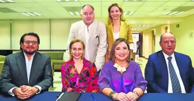 X�chitl G�lvez con columnistas de El Universal