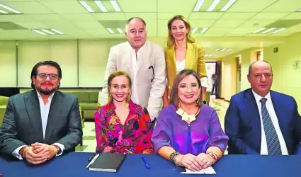 Xchitl Glvez con columnistas de El Universal
