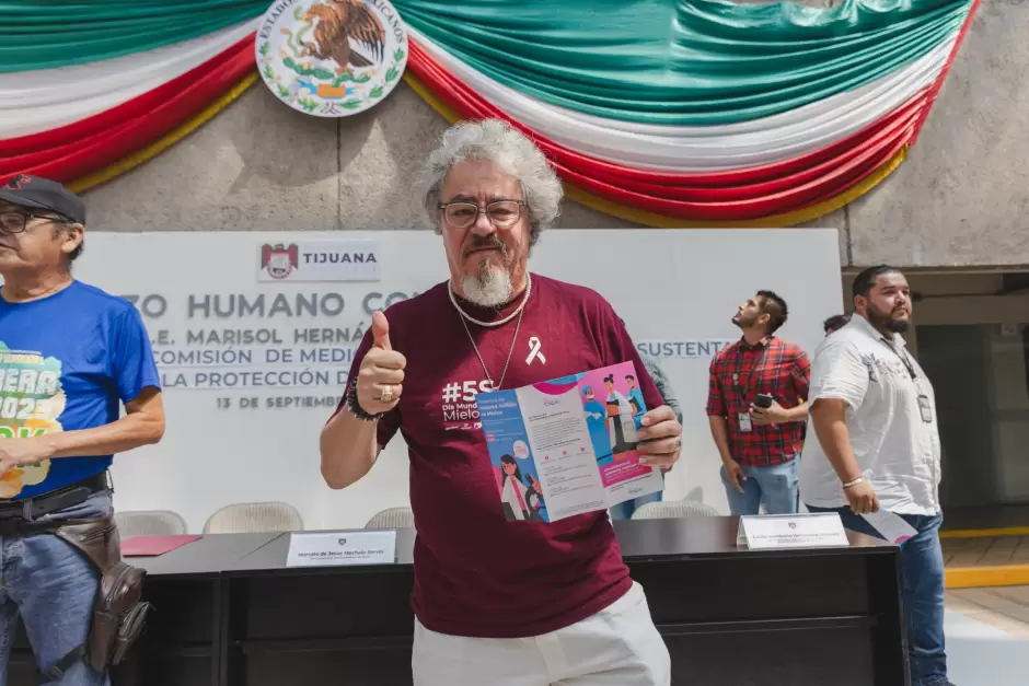 Lazo humano en conmemoraci�n del mes contra el Mieloma M�ltiple