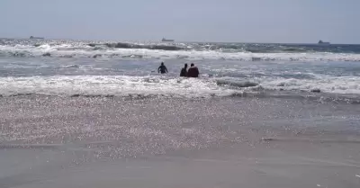 Rescatan a pareja en Playas de Rosarito