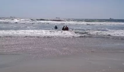 Rescatan a pareja en Playas de Rosarito