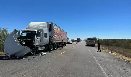 Choque entre triler y auto compacto en la carretera Caborca-Sonoyta
