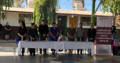 Entrega de paquetes de �tiles escolares a estudiantes de primaria