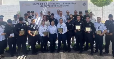 Policías Municipales de Hermosillo reciben becas e incentivos
