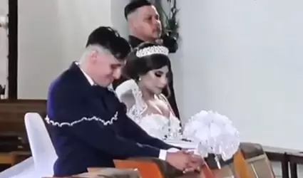 Novios contienen la risa tras ca�da de madrina a mitad de ceremonia nupcial