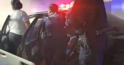 Policías auxilian a mujer que parió a bordo de un vehículo