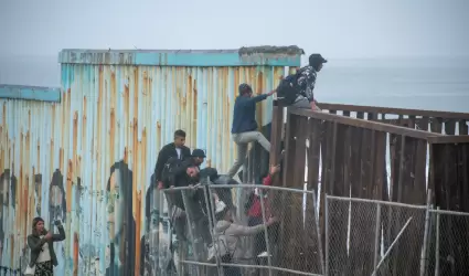 Más migrantes saltan el muro desde Playas de Tijuana, entre ellos un menor de 6;